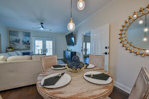 Dining - Goal Line Stand - Walk to the Stadium, Campus, Downtown and more! (Tuscaloosa)