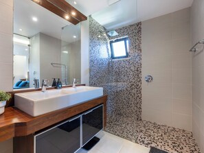 Dusche, Haartrockner, Handtücher