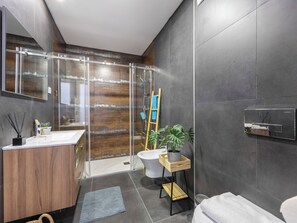 Dusche, Haartrockner, Handtücher