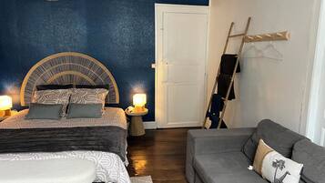 4 slaapkamers, een strijkplank/strijkijzer, reisbedje, gratis wifi