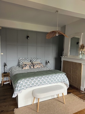 A bedroom with a bed, bedside table, lamp, and a mirror. - RENOVATED GITE COZY MONEIN SLEEPS 8 (Monein)
