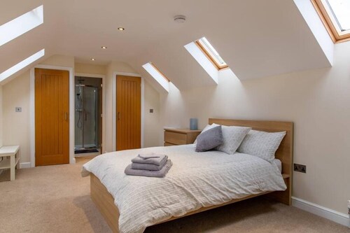 12 Guests - Hot Tub - Free Parking in Huddersfield