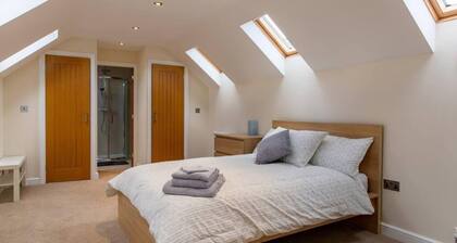 12 Guests - Hot Tub - Free Parking in Huddersfield