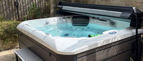 Bañera de hidromasaje al aire libre