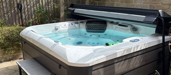 12 Guests - Hot Tub - Free Parking in Huddersfield