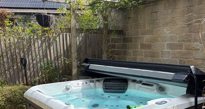 12 Guests - Hot Tub - Free Parking in Huddersfield