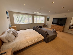 5 bedrooms, iron/ironing board, free WiFi, bed sheets