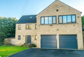 Exterior - 12 Guests - Hot Tub - Free Parking in Huddersfield (Huddersfield)