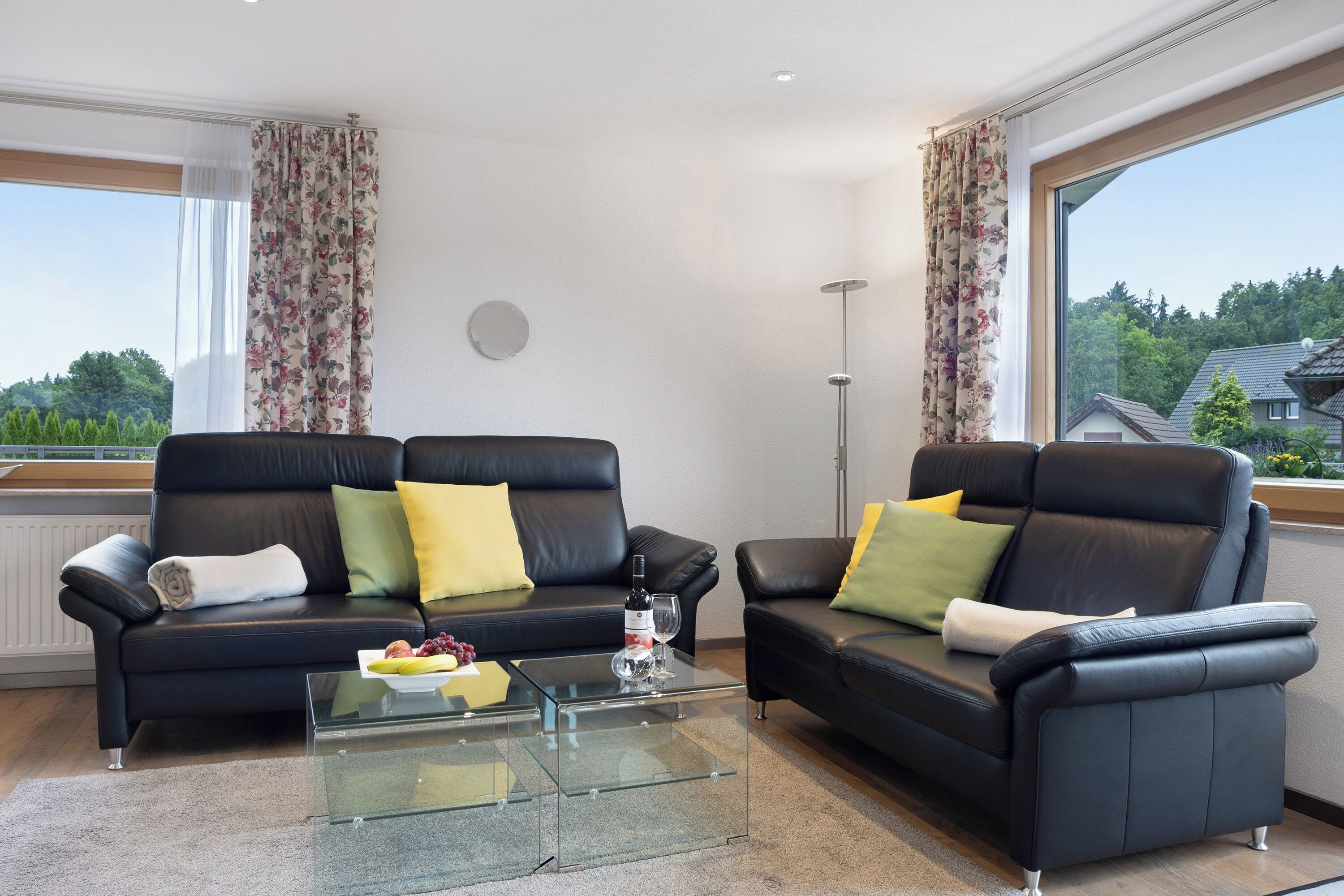 Una televisión, un reproductor de DVD, un reproductor estéreo