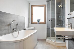 Een douche, een haardroger, handdoeken