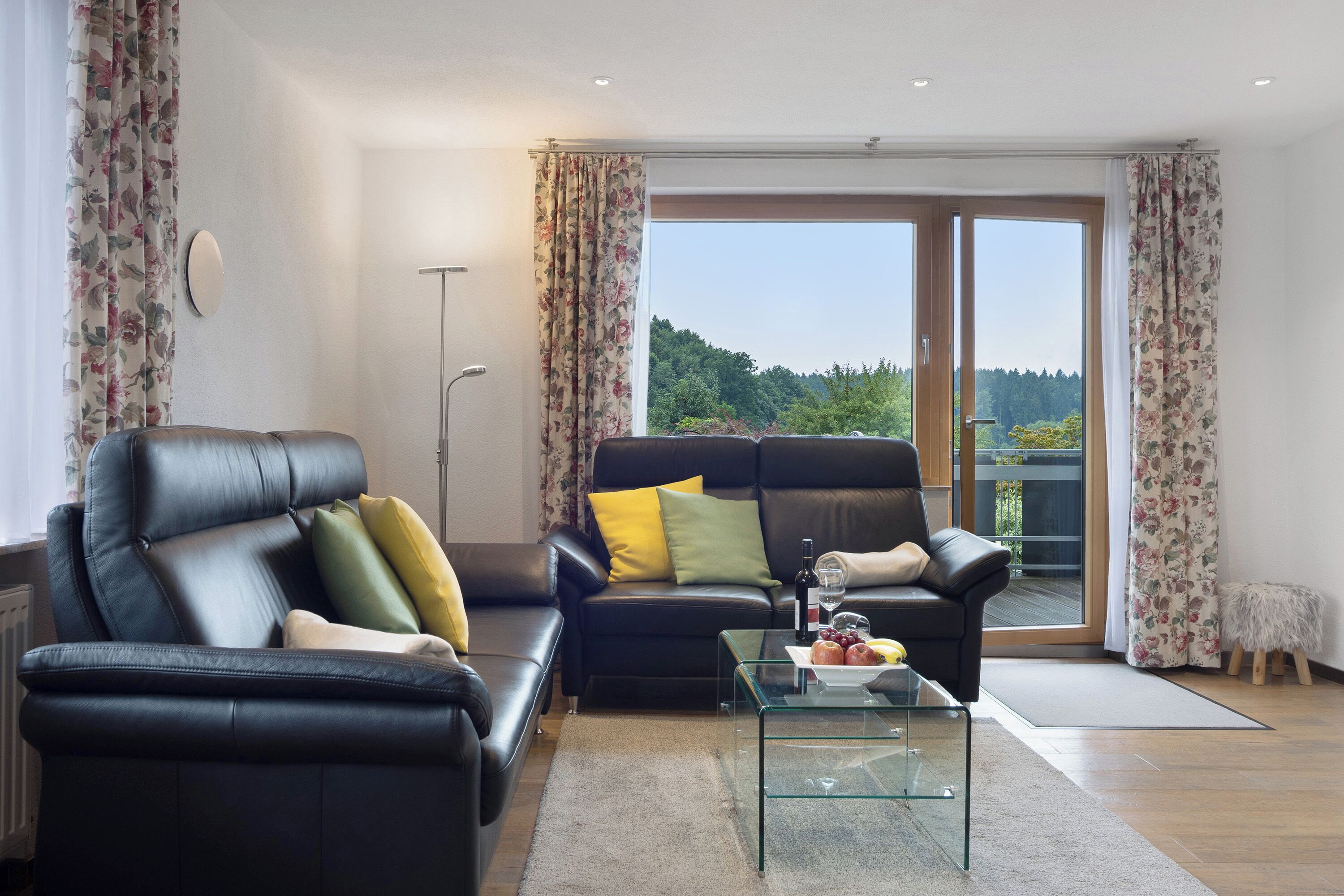 Una televisión, un reproductor de DVD, un reproductor estéreo