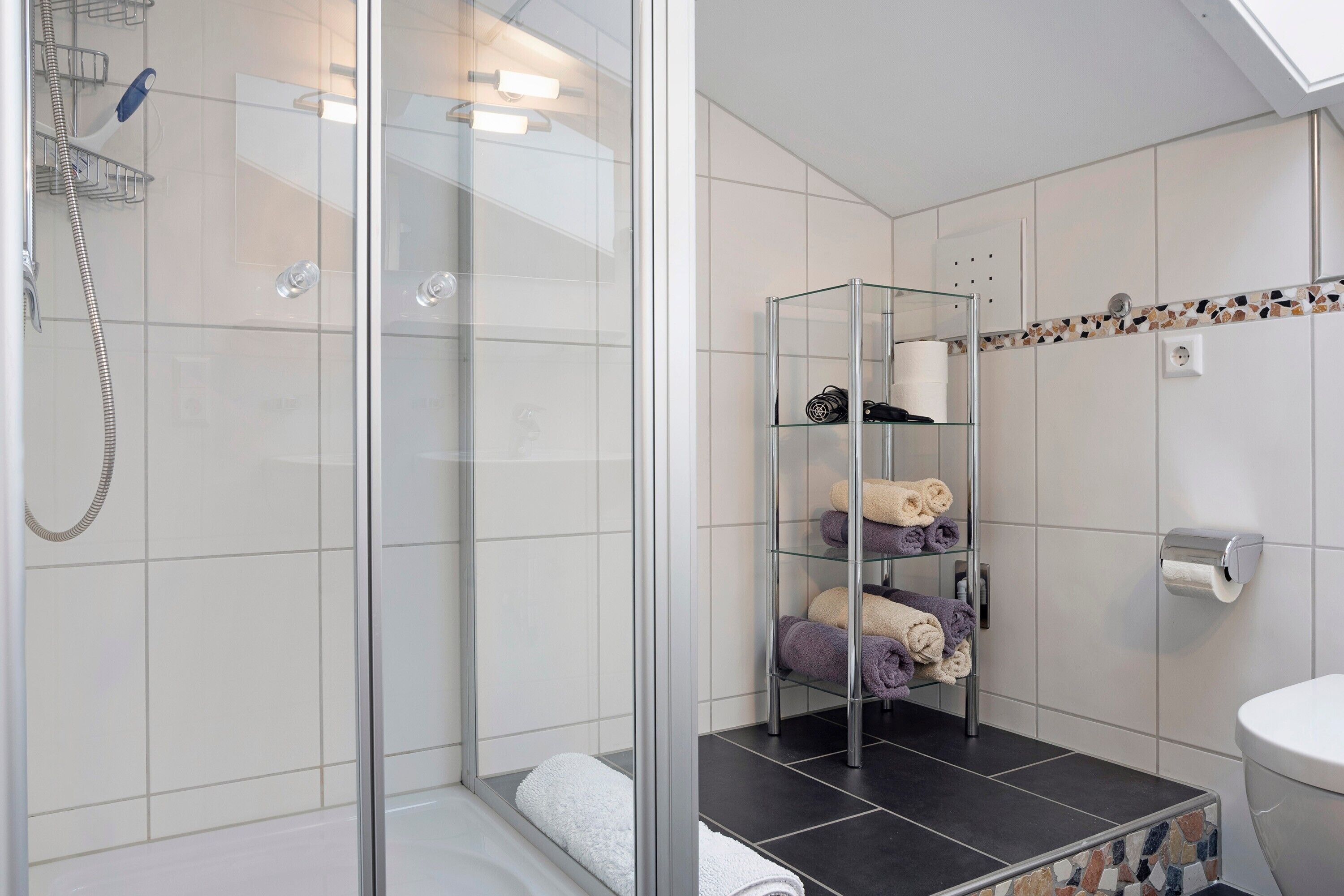 Een douche, een haardroger, handdoeken