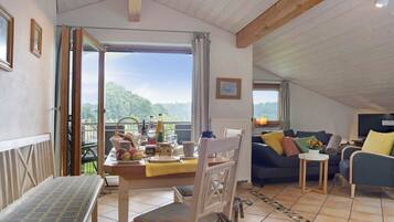 Una televisión, un reproductor estéreo