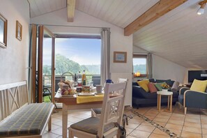 Una televisión, un reproductor estéreo