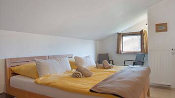 1 dormitorio, tabla de planchar con plancha, wifi y ropa de cama