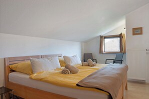 1 dormitorio, tabla de planchar con plancha, wifi y ropa de cama