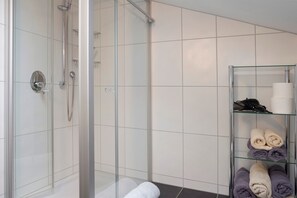 Een douche, een haardroger, handdoeken