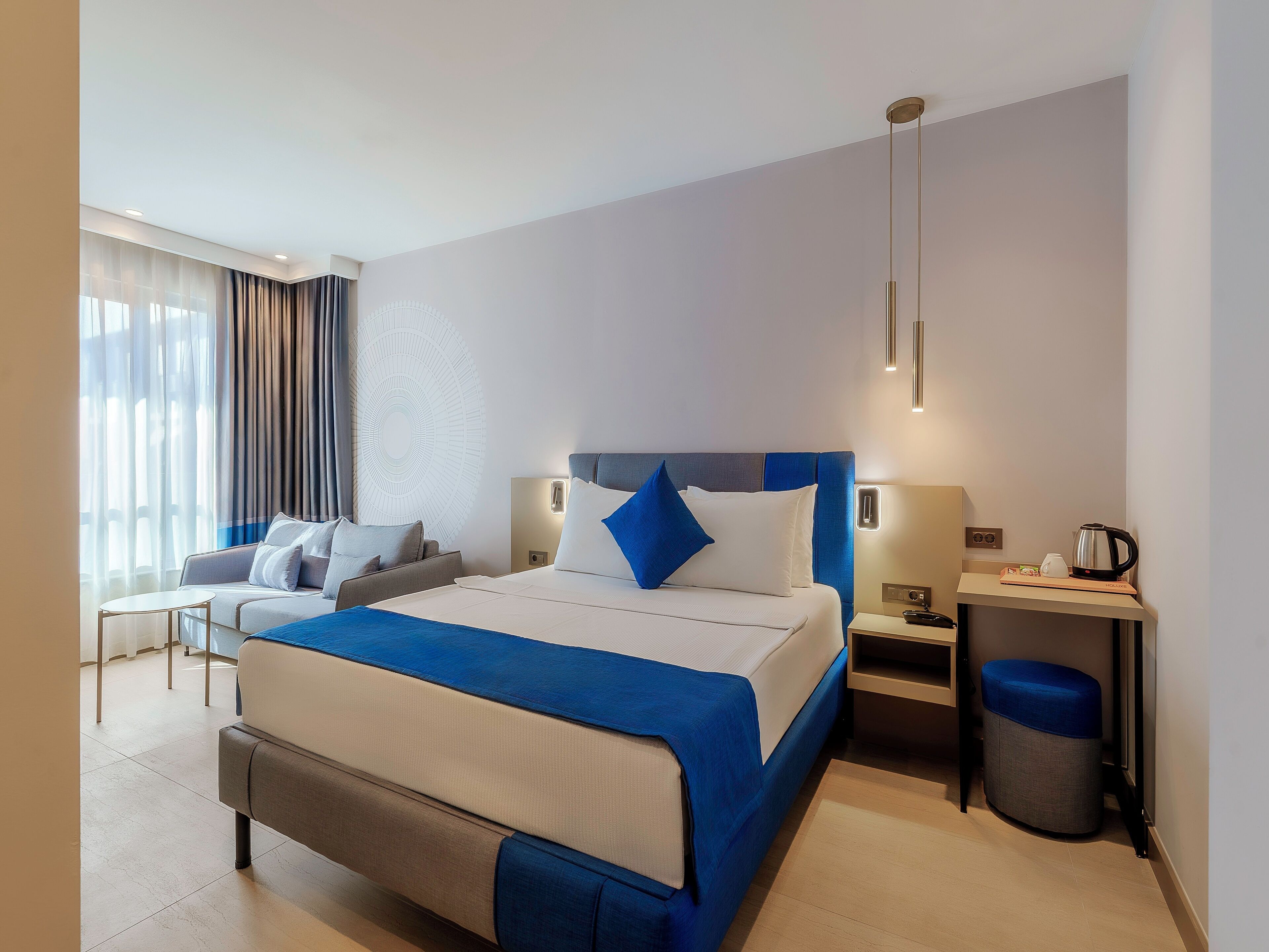 Caja de seguridad en la habitación y escritorio 