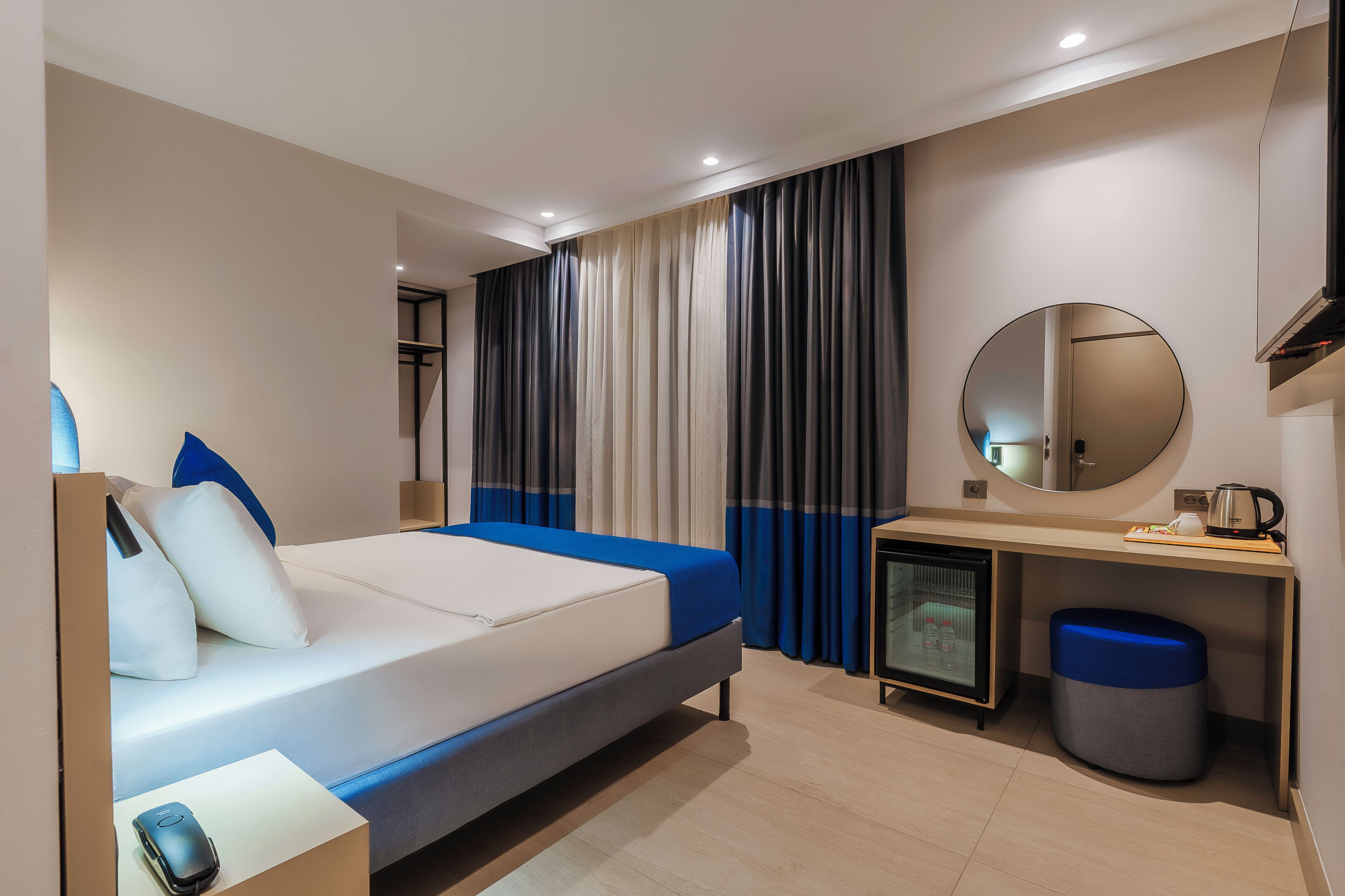 Habitación Deluxe, vistas a la ciudad | Caja fuerte, escritorio, espacio para trabajar con un portátil