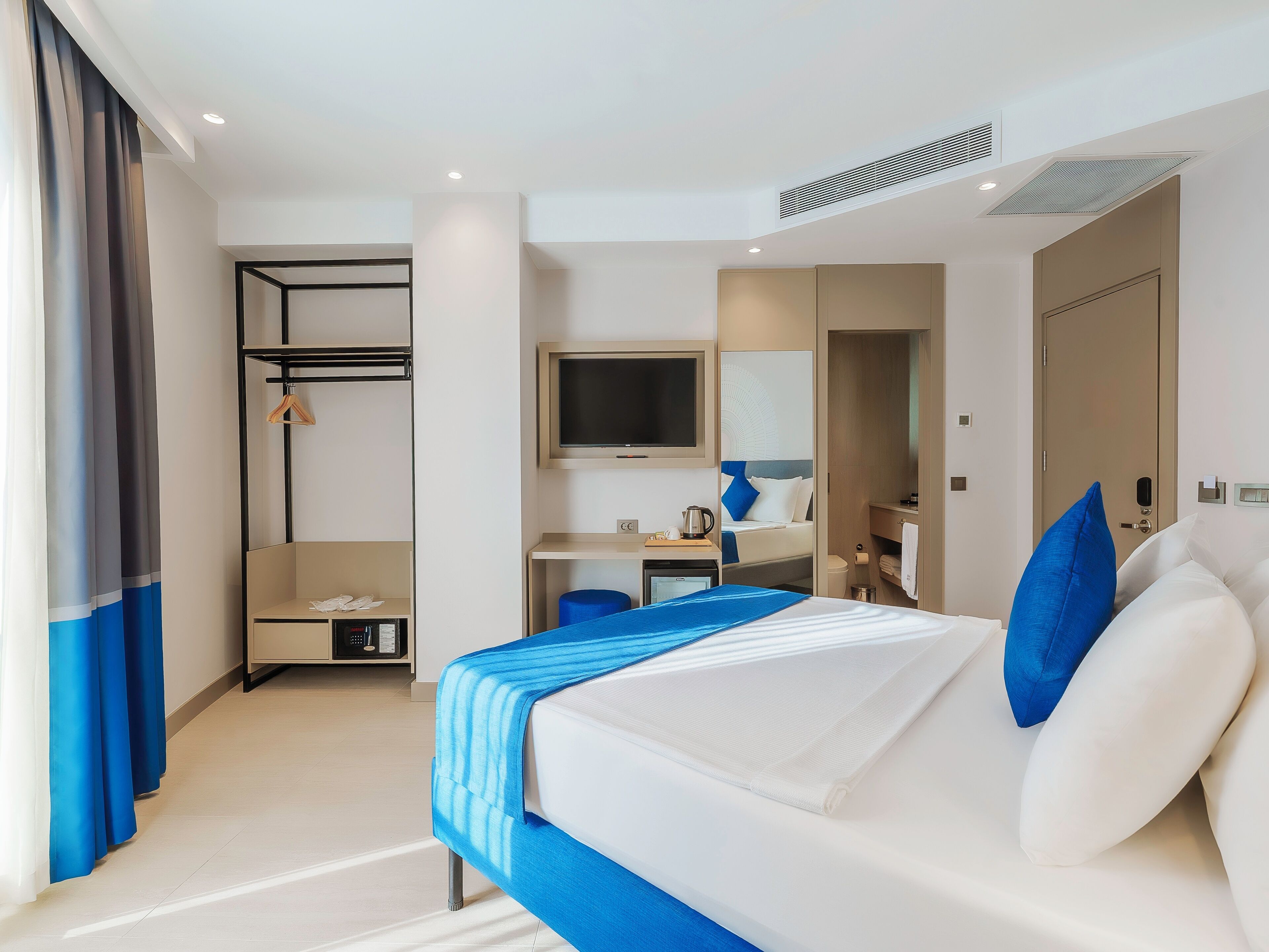 Standard Room, 1 Queen Bed, Non Smoking, City View | In-room safe, desk, laptop workspace, iron/ironing board