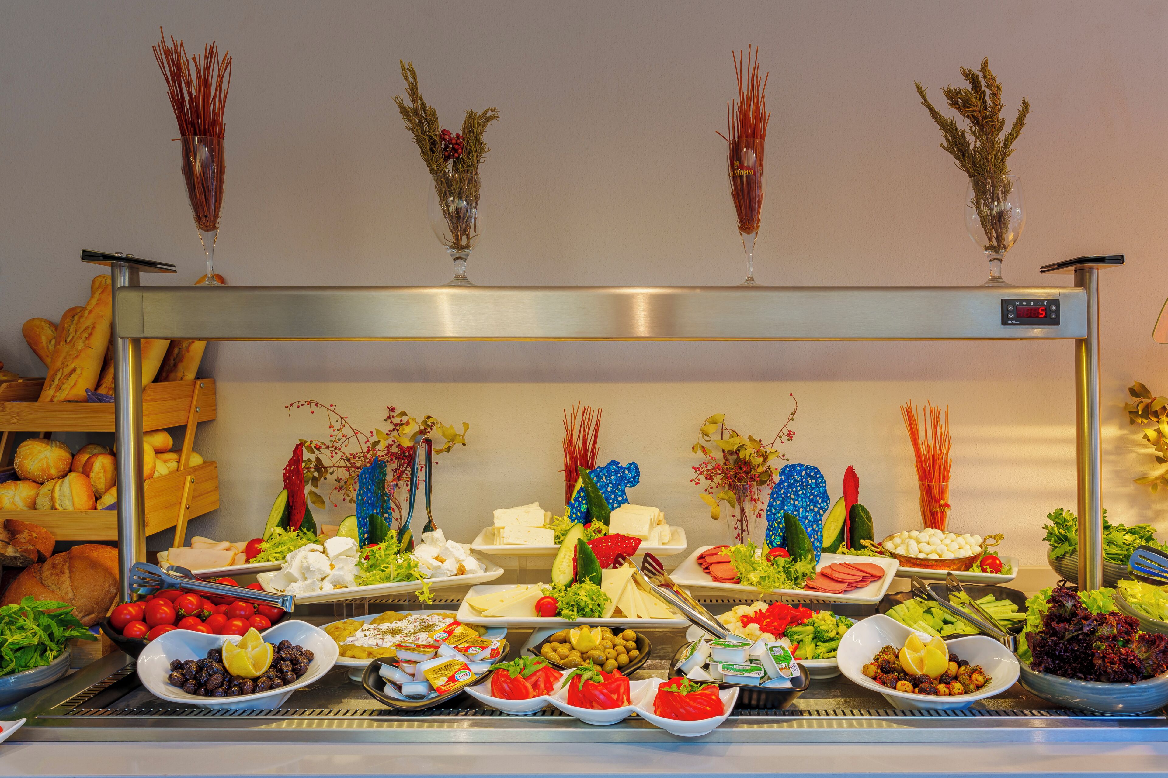 Un bufé con diversos alimentos y detalles decorativos.
