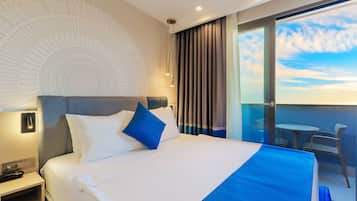 Kamar Panorama, 1 Tempat Tidur Queen, Bebas Asap Rokok, pemandangan kota | Brankas, meja kerja, ruang kerja ramah laptop, dan setrika/meja setrika