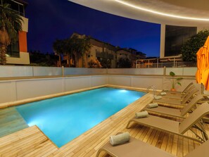 Una piscina al aire libre de temporada, cabañas de piscina gratuitas