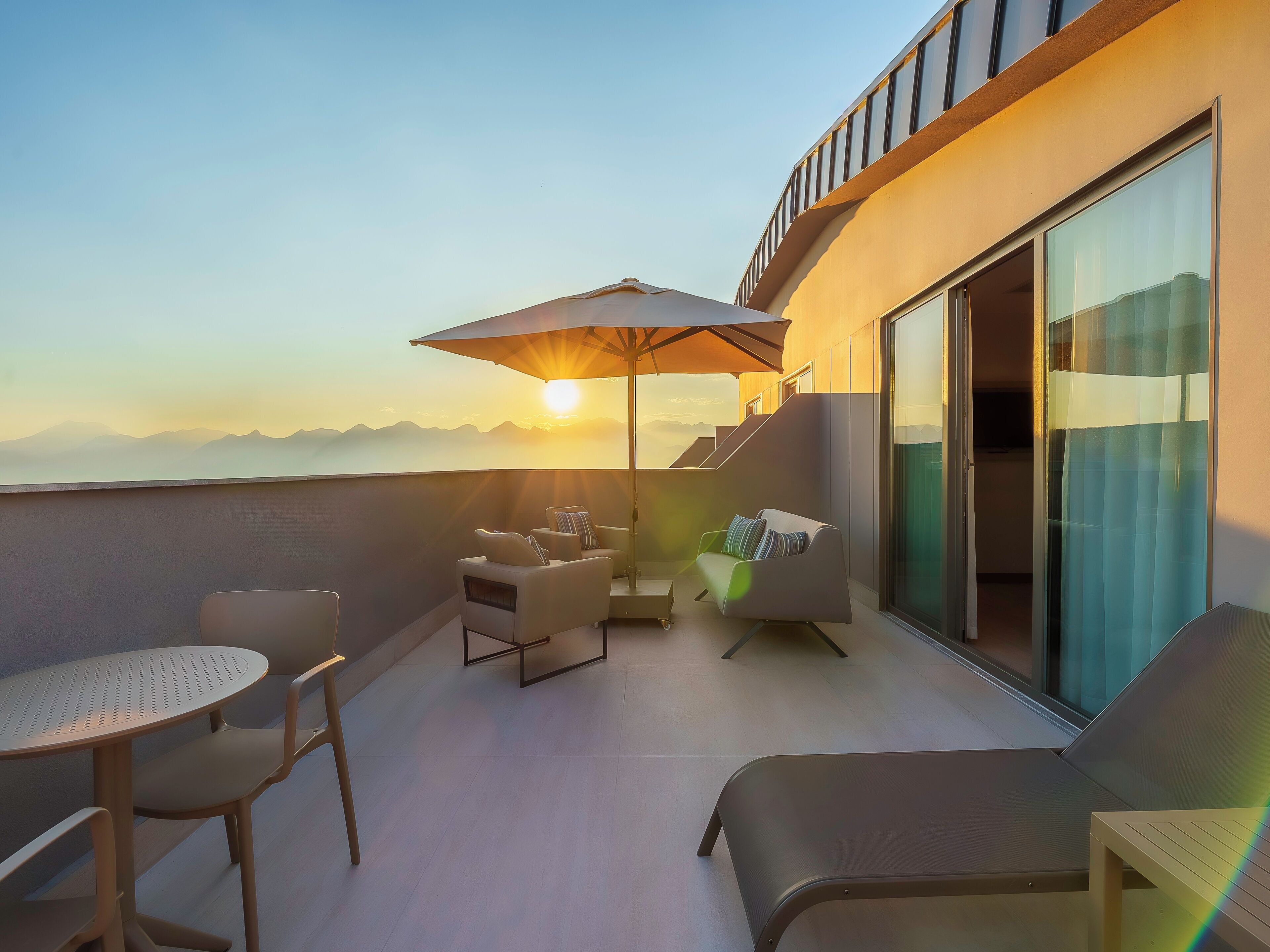 خزنة داخل الغرفة ومكتب ومساحة عمل للكمبيوتر المحمول ومكواة/لوح كي