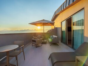 豪華客房, 城市景觀 | 客房內保險箱、書桌、筆電工作空間、熨斗/熨衣板