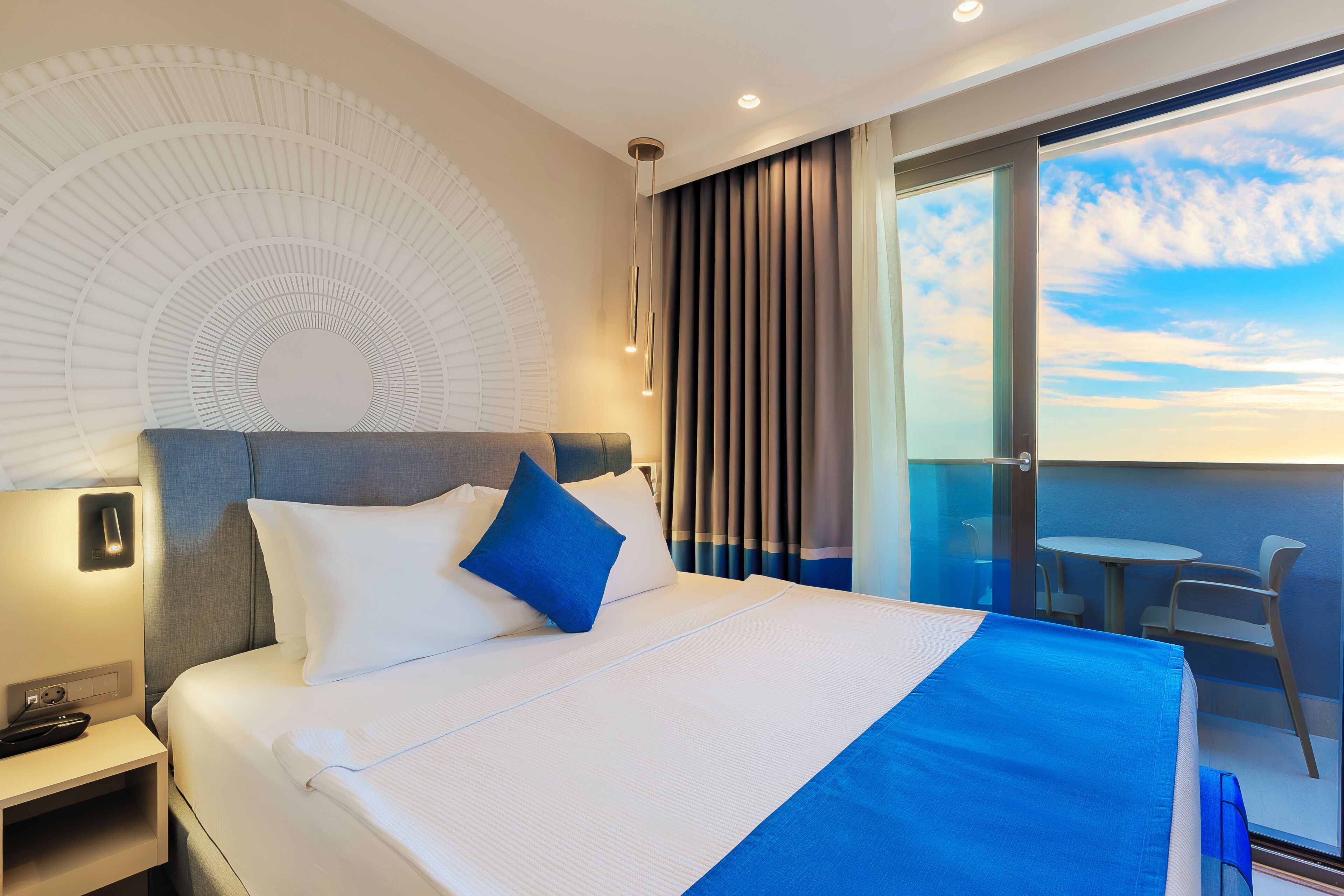 Habitación estándar, 1 cama de matrimonio, no fumadores, vistas a la ciudad | Caja fuerte, escritorio, espacio para trabajar con un portátil