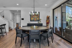 Dining - Bluebird Day - Westside Retreat, Discover luxury at a spacious 4-bedroom home in Bend, OR. (Bend)