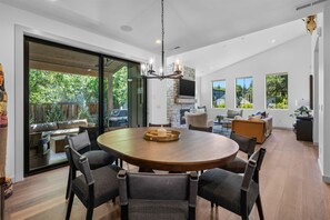 Dining - Bluebird Day - Westside Retreat (Bend)