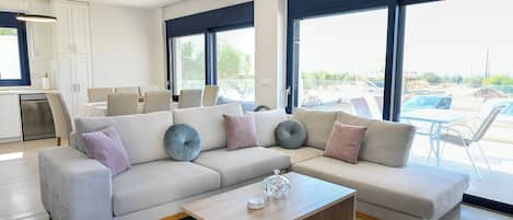 Luxury Villa, Balcony, Sea View | Living area