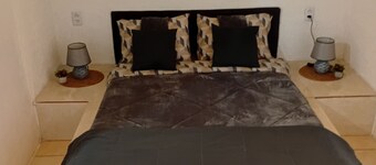 Suite with private garage. Location: 5 km from the center. (Pets are welcome!)