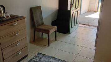 1 slaapkamer, een strijkplank/strijkijzer, wifi, beddengoed