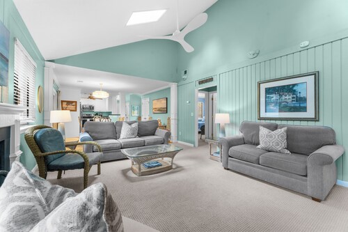 Yards to the beach, charming cottage