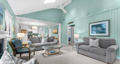 Yards to the beach, charming cottage