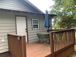 Outdoor dining - 2:1 Bunkroom Bungalow (Greenville)