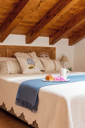 Apartamento, sacada, vista para a montanha | Roupas de cama premium, edredons de pluma, ferros/tábuas de passar roupa