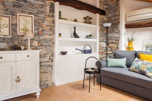 公寓, 阳台, 山景 | 高档床上用品、羽绒被、熨斗/熨衣板、婴儿床