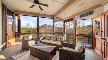 Smart TV, chimenea, videojuegos, mesa de ping pong