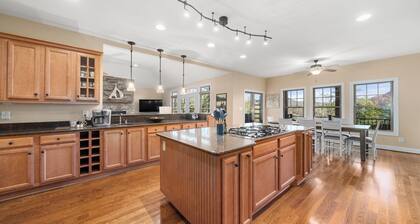 Luxury Mountain Home, Hot Tub, Rumbling Bald Amenities