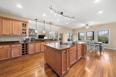 Luxury Mountain Home, Hot Tub, Rumbling Bald Amenities