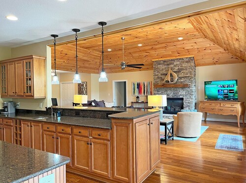 Luxury Mountain Home, Hot Tub, Rumbling Bald Amenities