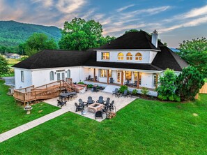 屋外ダイニングエリア