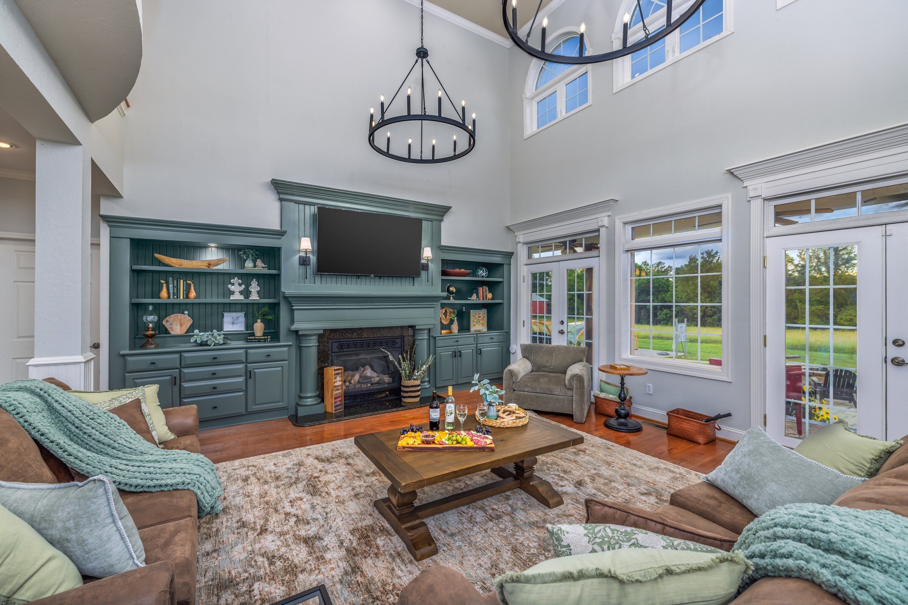 TV connectée, cheminée, jeux vidéo, livres