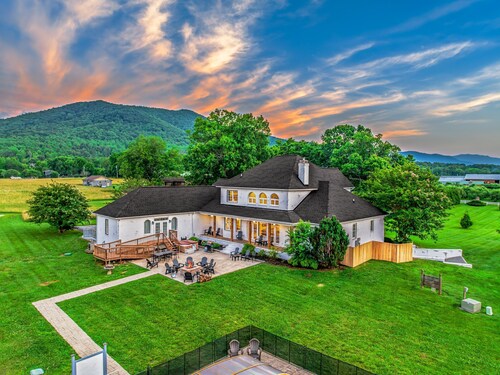 10BR Estate / Dome Pool / Pickleball / Sauna / Theater / Arcade / Sleeps 33