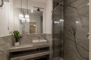 Douche, sèche-cheveux, bidet, serviettes fournies