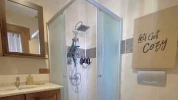 Serviettes fournies, savon, shampoing, papier toilette