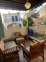 Családi négágyas szoba, részleges kilátással a tengerre | Nappalirész